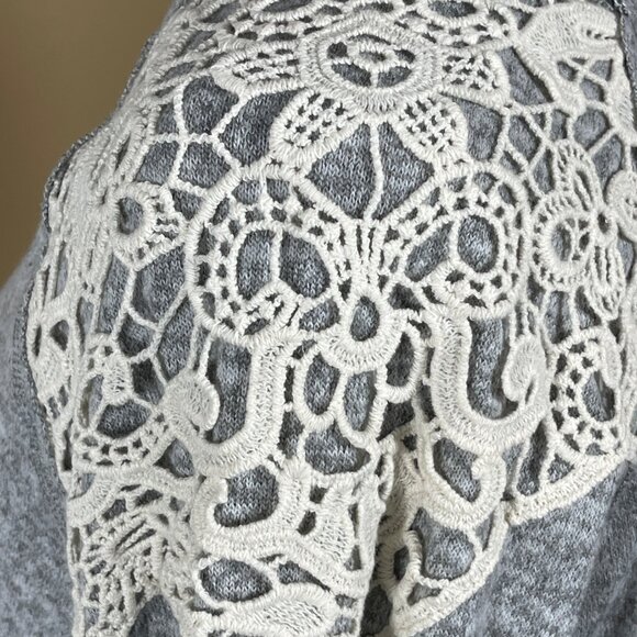 New Rewind Top Grey Cream Lace Shoulder Front Twist Size L Large - Picture 4 of 9